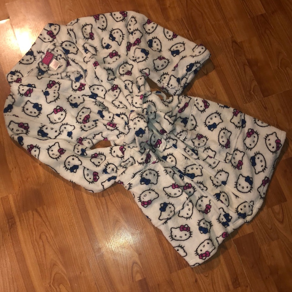 ❣︎Hello Kitty❣︎ Bathrobe - Picture 4 of 8